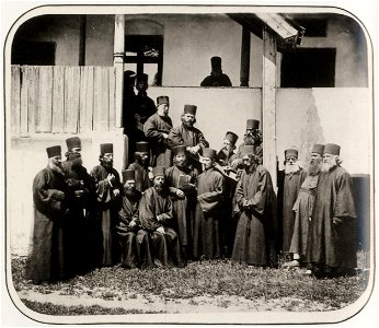 Szathmari, Carol - Mönche im Innenhof der Klosteranlage Cernica bei Bukarest (Zeno Fotografie)
