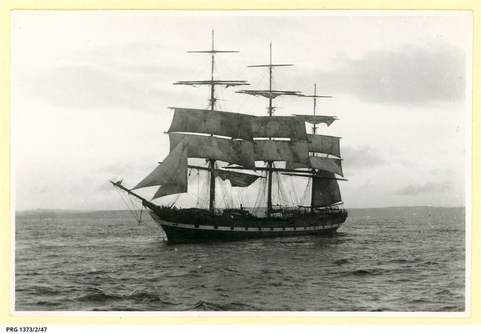 The 'Melbourne' under partial sail PRG-1373-2-47