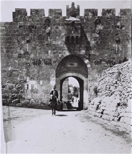 THE LION'S GATE IN THE OLD CITY OF JERUSALEM. (COURTESY OF AMERICAN COLONY) שער האריות בעיר העתיקה בירושלים.D826-067