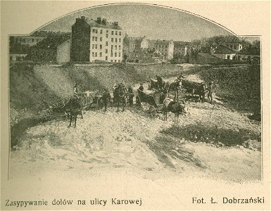 Zasypywanie dołów na ulicy Karowej Fot. Ł. Dobrzański (79314)