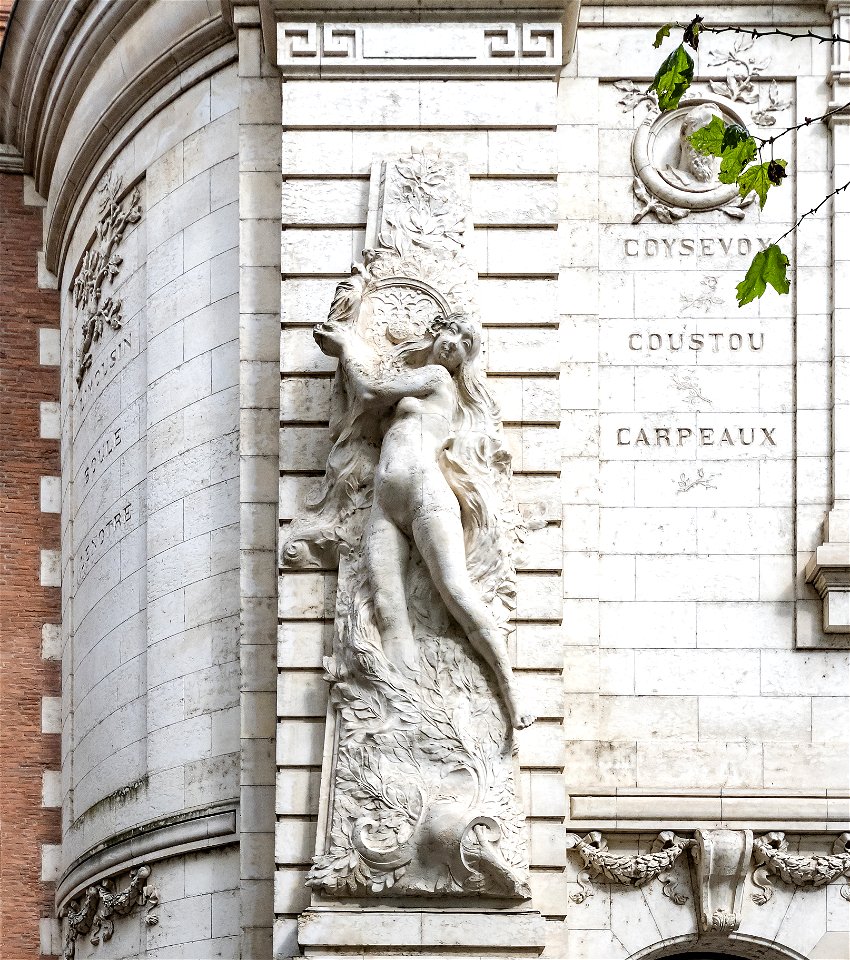 École supérieure des beaux-arts de Toulouse - Façade - allégorie de la sculpture par Leo Laporte-Blairsy