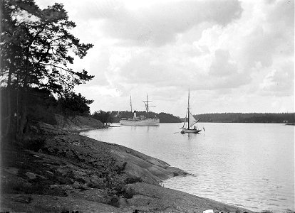 Ångaren Nordstjernan och en liten segelbåt möts inomskärs i Stockholms skärgård - Nordiska Museet - NMA.0052588. Free illustration for personal and commercial use.