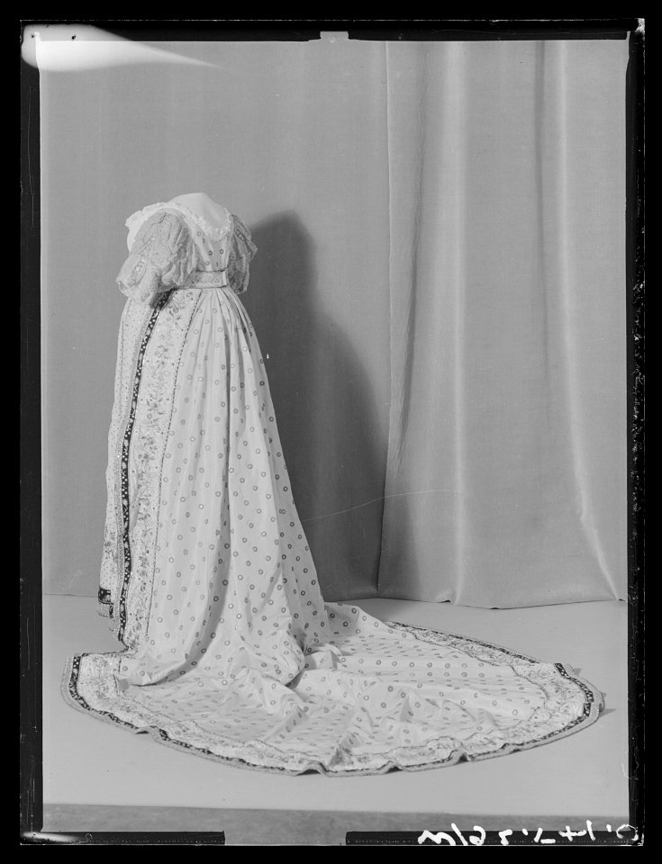 Överklädning, s k robe de cour, till Sofia Albertinas (1753-1829) hovdräkt - Livrustkammaren - 71166