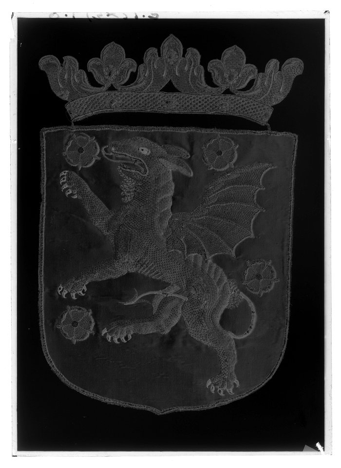 Östergötlands vapen, broderat för hästtäcke buret vid Karl X Gustavs begravning den 4 november 1660 - Livrustkammaren - 78588-negative
