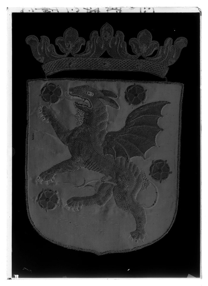Östergötlands vapen, broderat för hästtäcke buret vid Karl X Gustavs begravning den 4 november 1660 - Livrustkammaren - 1543-negative