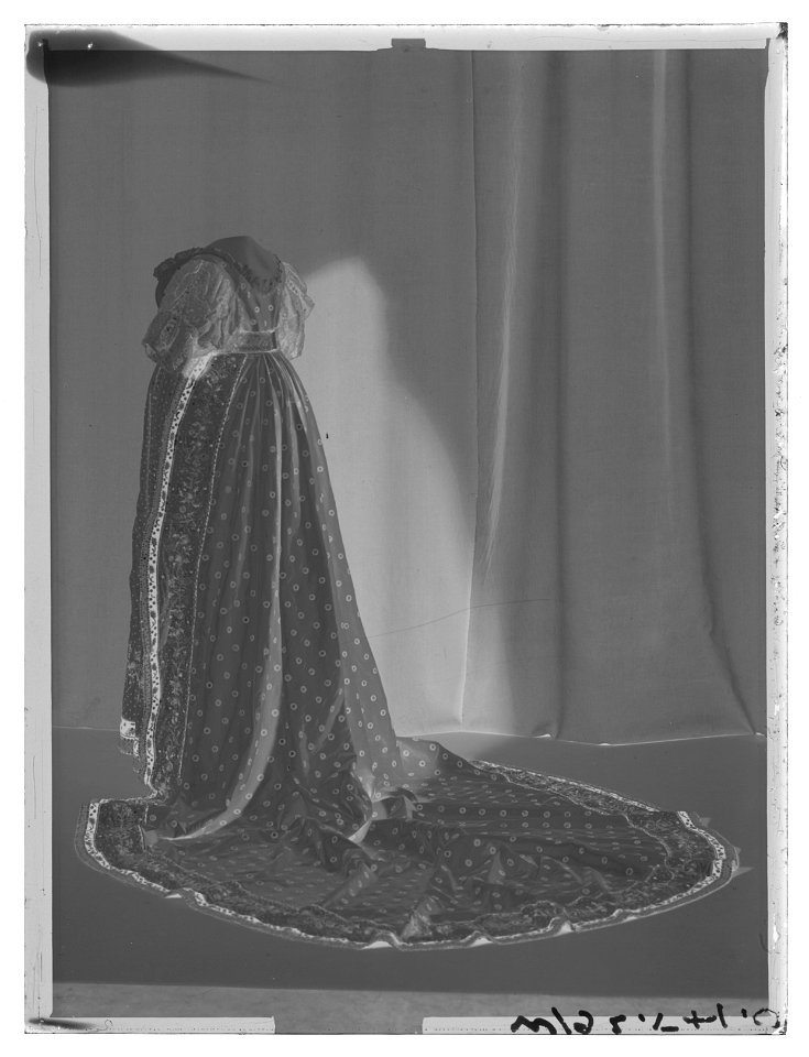 Överklädning, s k robe de cour, till Sofia Albertinas (1753-1829) hovdräkt - Livrustkammaren - 71166-negative