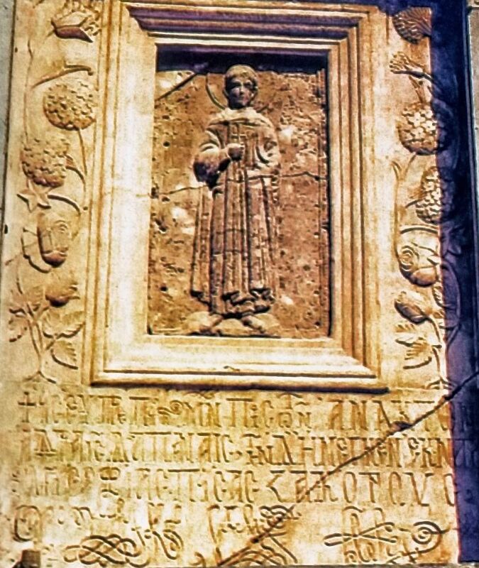 Μονή Ξηροποτάμου Αγίου Όρους Εντοιχισμένο γλυπτό με τον Άγιο Δημήτριο στη νοτιοδυτική γωνιά του Νάρθηκα του Καθολικού μεσοβυζα