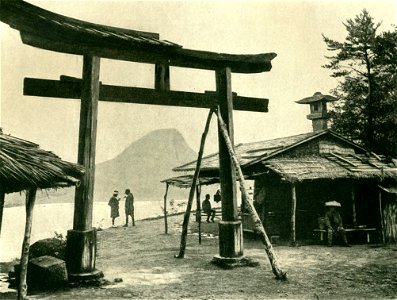 Храмовые ворота на Гаконейском озере. До 1902 г