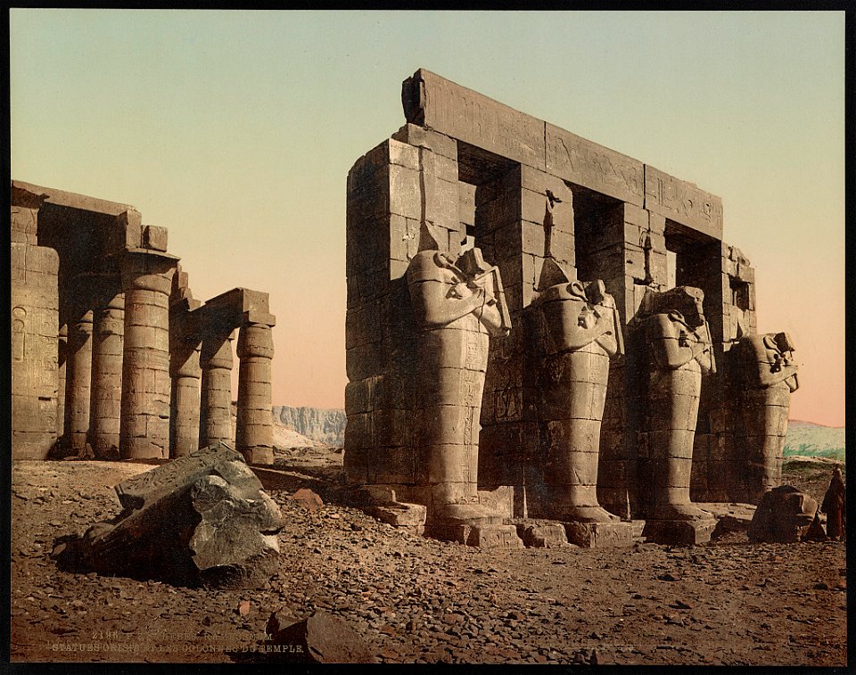 Thèbes, Ramesseum. Statues Orisis et les colonnes du temple LCCN2017656990