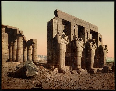 Thèbes, Ramesseum. Statues Orisis et les colonnes du temple LCCN2017656990