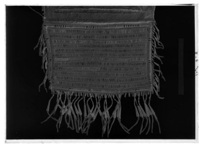 Tobakspung sash till Cree indiandräkt, 1700-talets första hälft - Livrustkammaren - 9846-negative