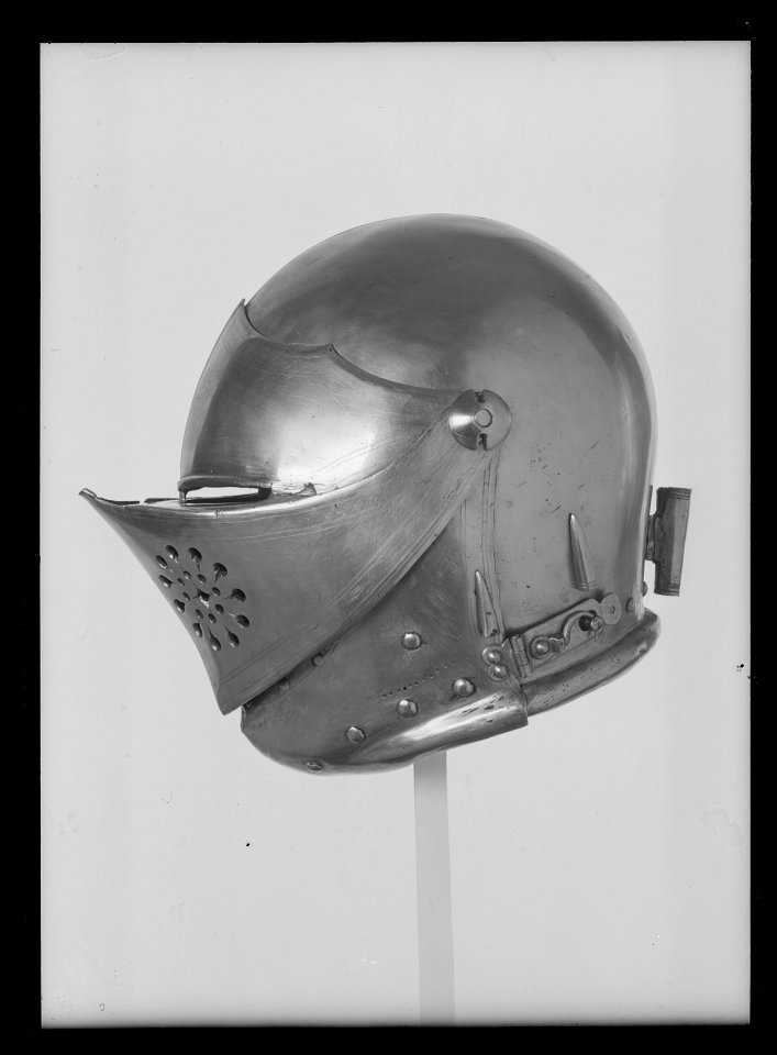 Tornerhjälm, sluten visirhjälm, burgonethjälm från 1620-talet - Livrustkammaren - 18752