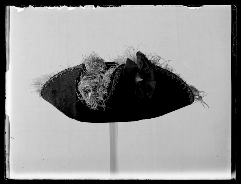 Trekantig hatt till kostymbalsdräkt-maskeraddräkt - Livrustkammaren - 19280