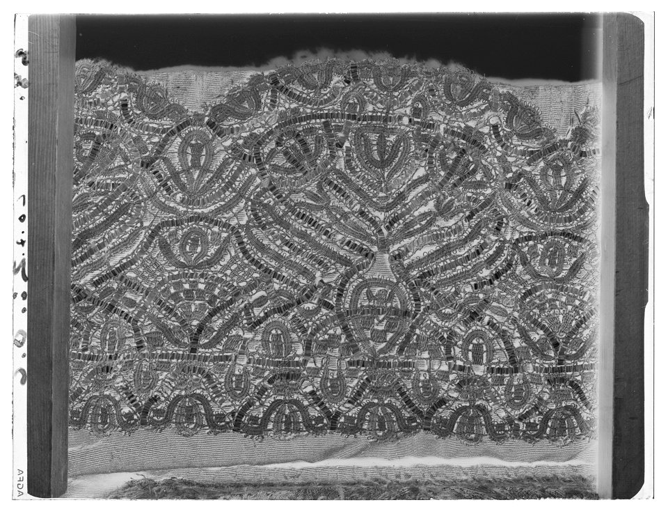 Tröja av silver- och guldbrokad som tillhört Karl X Gustav (1622-1660) - Livrustkammaren - 19670-negative