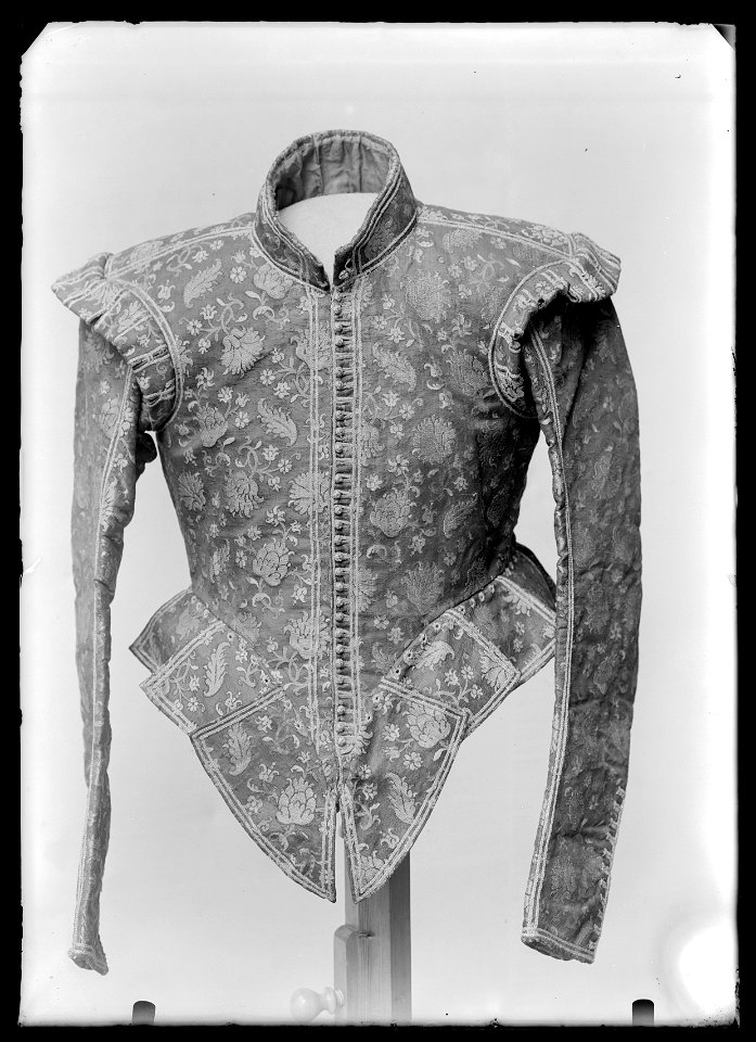 Tröja av röd guldbrokad, buren av Gustav II Adolf som tonåring, ca 1610 - Livrustkammaren - 43120