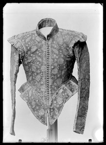Tröja av röd guldbrokad, buren av Gustav II Adolf som tonåring, ca 1610 - Livrustkammaren - 43120