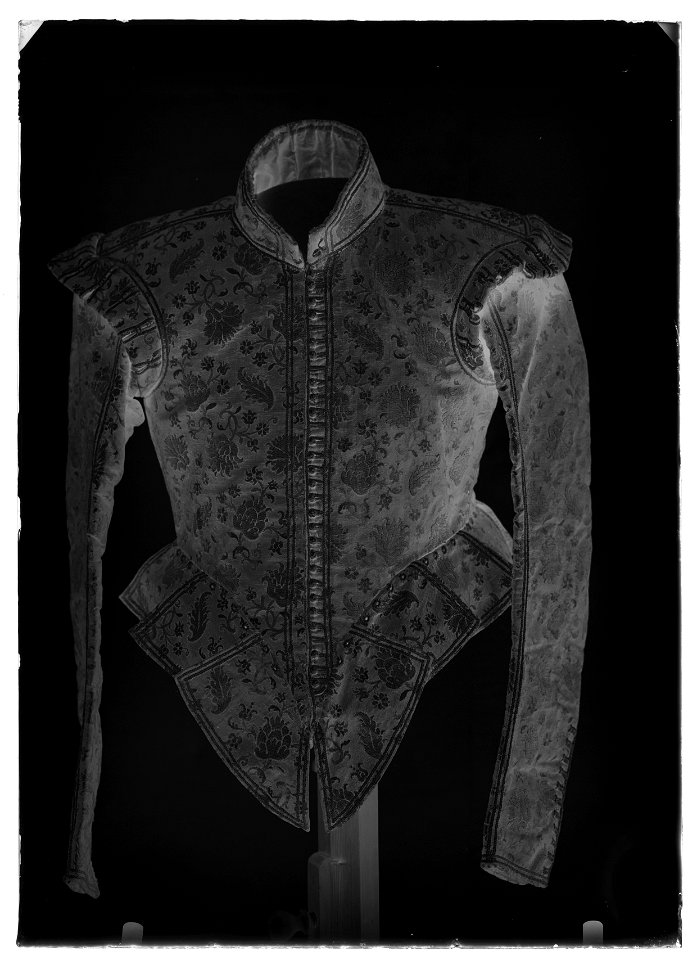 Tröja av röd guldbrokad, buren av Gustav II Adolf som tonåring, ca 1610 - Livrustkammaren - 43120-negative
