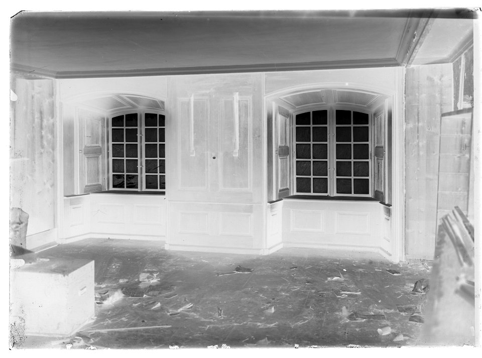 Tureholmsrustkammaren - fönsterväggen - Livrustkammaren - 51682-negative