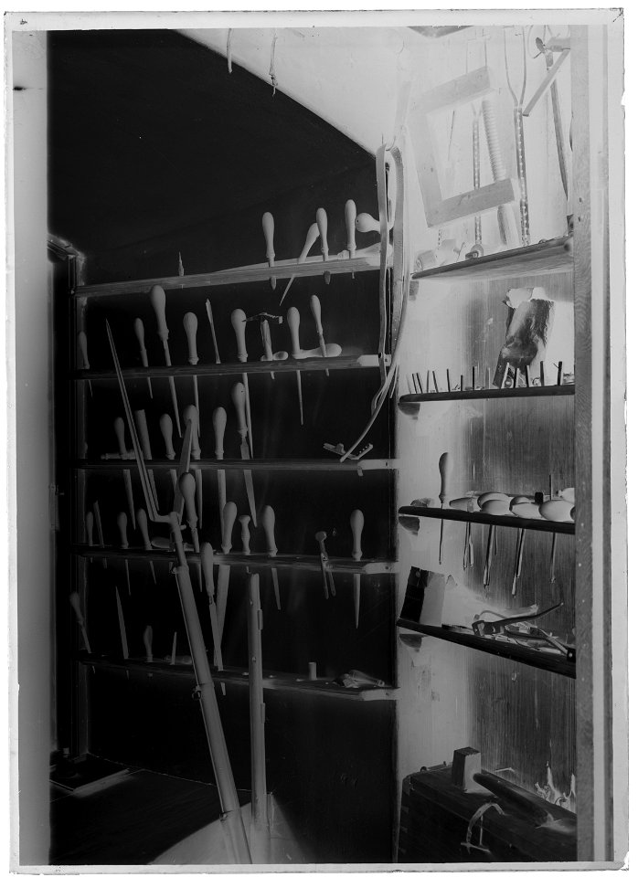 Tureholmsrustkammaren, fönsternisch m verktyg - Livrustkammaren - 60245-negative