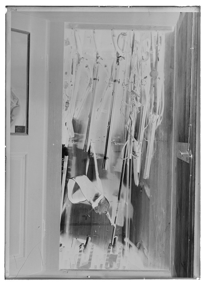 Tureholmsrustkammaren, öppnat skåp m bössor - Livrustkammaren - 26003-negative