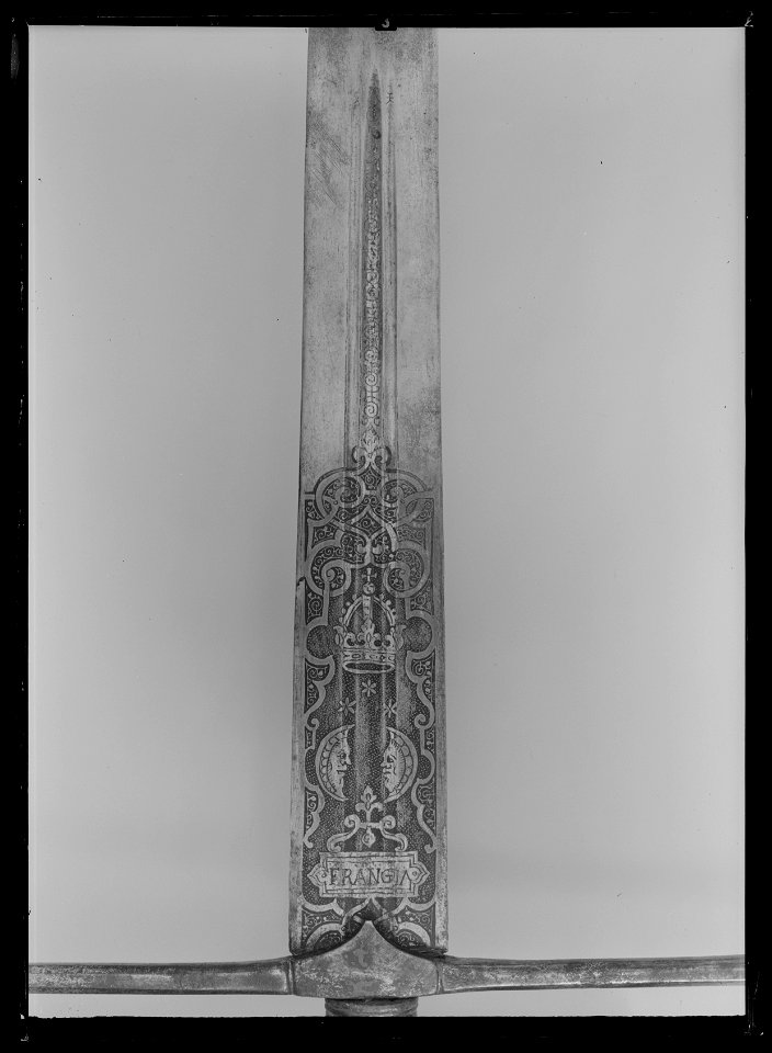 Tvåhandssvärd, ceremonisvärd, fäste och klinga Polen 1580-tal, handputor Baltikum 1601-1604 - Livrustkammaren - 79028