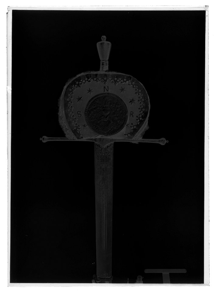 Tvåhandssvärd, ceremonisvärd, fäste och klinga Polen 1580-tal, handputor Baltikum 1601-1604 - Livrustkammaren - 69784-negative