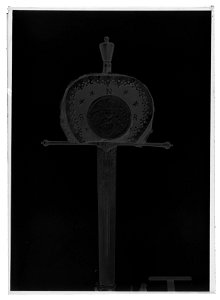 Tvåhandssvärd, ceremonisvärd, fäste och klinga Polen 1580-tal, handputor Baltikum 1601-1604 - Livrustkammaren - 69784-negative