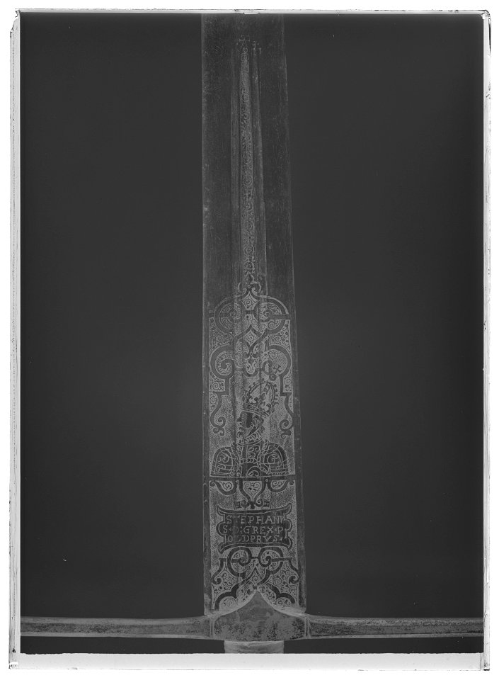 Tvåhandssvärd, ceremonisvärd, fäste och klinga Polen 1580-tal, handputor Baltikum 1601-1604 - Livrustkammaren - 61907-negative
