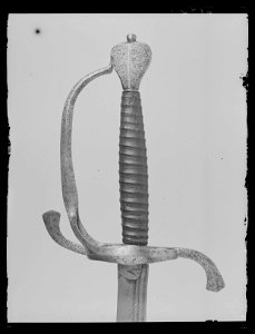 Tvåhandshuggvärja av nederländsk typ, Tyskland ca 1625-1650, för örlogsbruk - Livrustkammaren - 62331