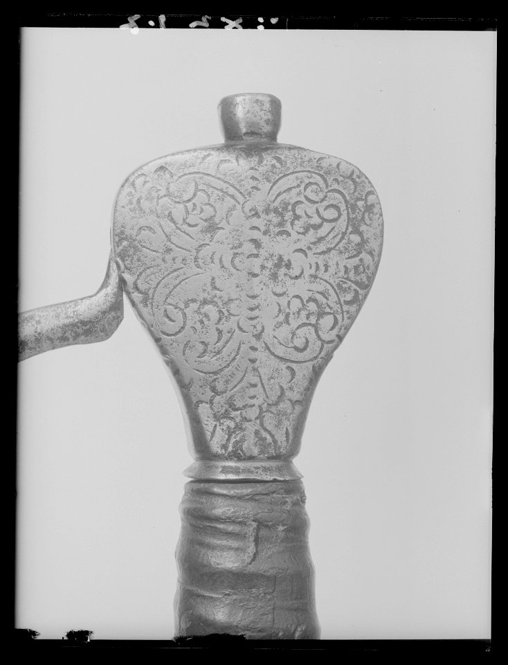 Tvåhandshuggvärja av nederländsk typ, Tyskland ca 1625-1650, för örlogsbruk - Livrustkammaren - 36939