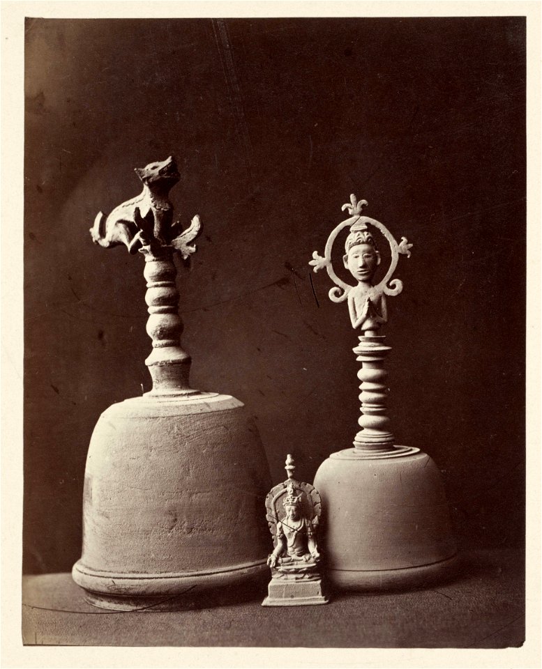 Twee bellen (één genaamsd Santri Manik) en een zittend beeldje, naam onbekend, Talaga, Cirebon, Indonesië, Isidore van Kinsbergen, 1863 - 1864 - Rijksmuseum