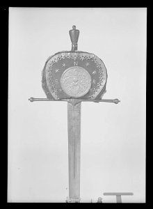 Tvåhandssvärd, ceremonisvärd, fäste och klinga Polen 1580-tal, handputor Baltikum 1601-1604 - Livrustkammaren - 69784