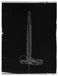 Tvåhandshuggvärja av nederländsk typ, Tyskland ca 1625-1650, för örlogsbruk - Livrustkammaren - 70893-negative