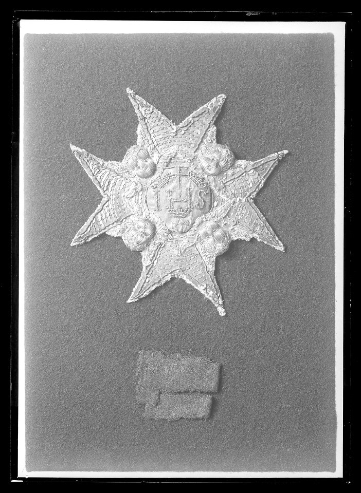 Tygfragment av svart kläde - Livrustkammaren - 78356