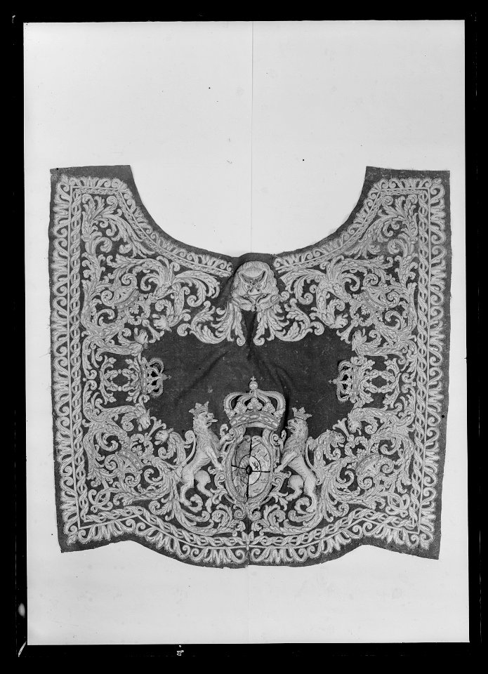 Täcke till handhäst med svenska riksvapnet. Har tillhört Karl XI (1655-1697) - Livrustkammaren - 34991