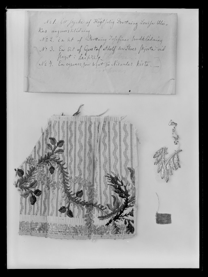 Ungmorsklänning fragment - Livrustkammaren - 77181