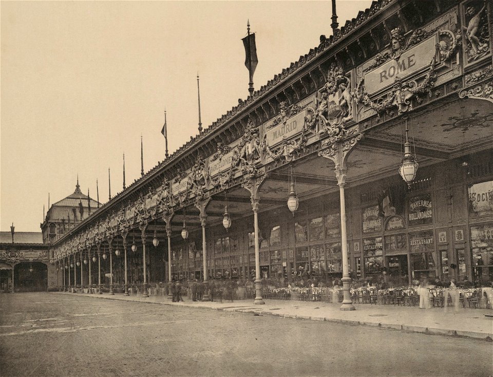 Une des terrasses des restaurants avant l'heure du déjeuner