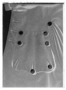 Uniformsrock buren av Karl XII vid Fredrikshall den 30 november 1718 - Livrustkammaren - 18733-negative