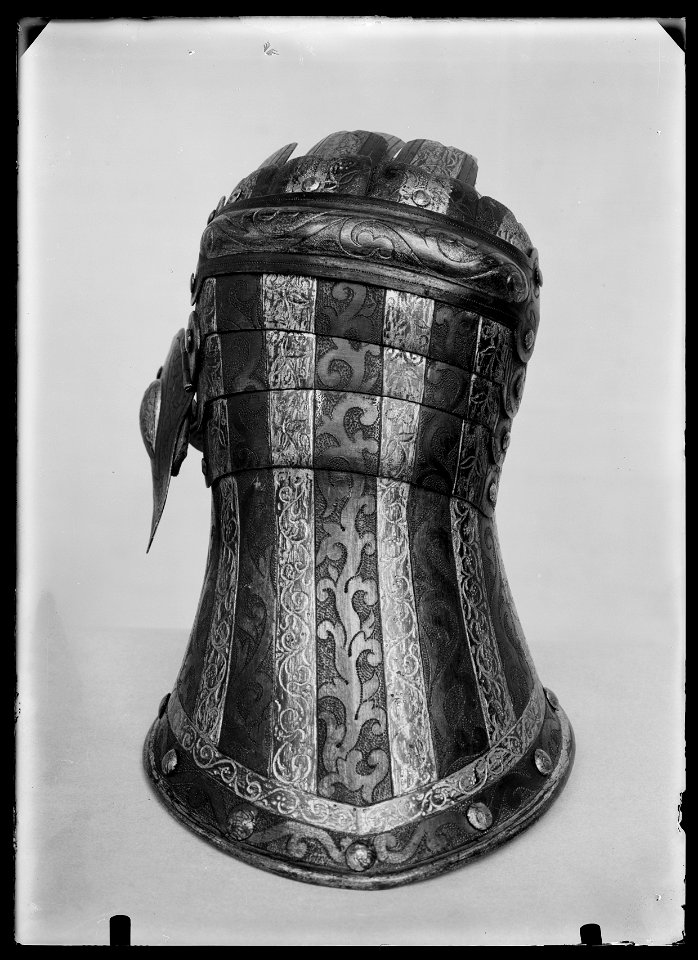 V handske till Vladislav IVs pojkrustning, Milano c 1605 - Livrustkammaren - 34558