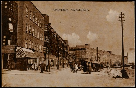 Valentijnkade met links de Ombilinstraat en in het midden de Molukkenstraat, Afb PRKBB00390000006