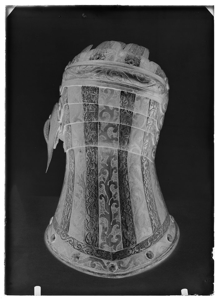 V handske till Vladislav IVs pojkrustning, Milano c 1605 - Livrustkammaren - 34558-negative