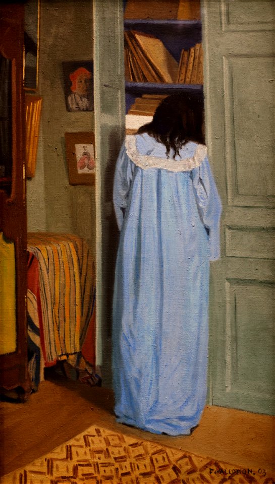 Intérieur, femme en bleu fouillant dans une armoire