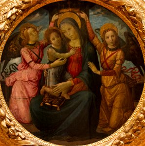 Vierge à l'Enfant couronnée par deux anges. Free illustration for personal and commercial use.