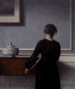 Vilhelm Hammershoi - Interieur mit Rueckenansicht einer Frau - 1903-1904 - Randers Kunstmuseum. Free illustration for personal and commercial use.