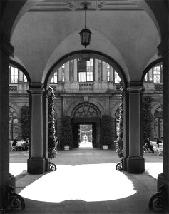 Villa Berg, Blick durch die nördlichen Flügelbauten, um 1930