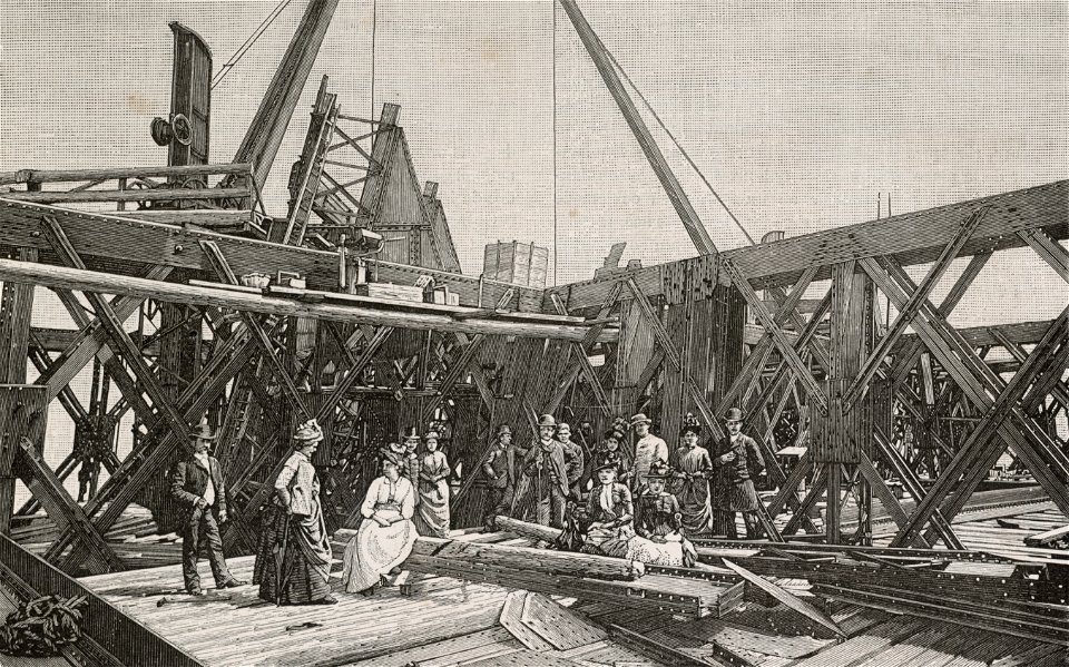 Visiteurs sur la plate-forme de la Tour Eiffel