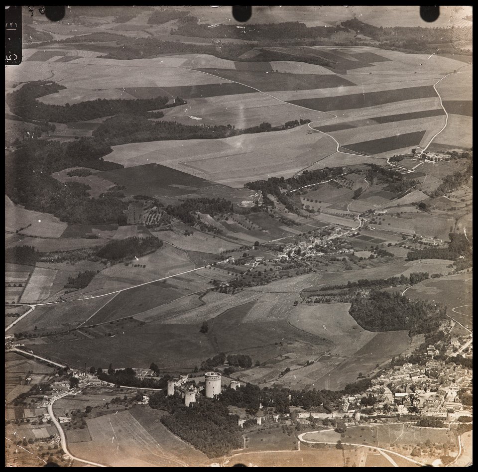 Vue aérienne de la ville et du château de Coucy (phbw14 0376)