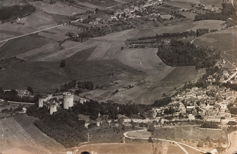 Vue aérienne de la ville et du château de Coucy (détail) (phbw14 0377)
