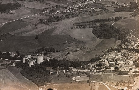 Vue aérienne de la ville et du château de Coucy (détail) (phbw14 0377)