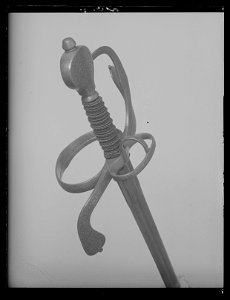 Värja med balja nr 9217. Fäste Tyskland c. 1840-1850. Klinga Tyskland 1600-talet - Livrustkammaren - 36683